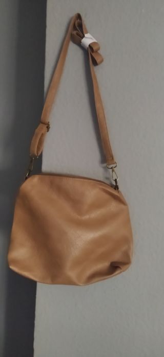 Bolso de hombro. Marrón