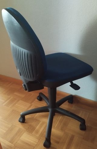 Silla de escritorio con ruedas. 