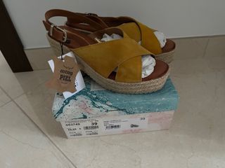 Sandalias tiras. Talla 39. Marca: mustang