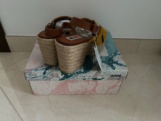 Sandalias tiras. Talla 39. Marca: mustang