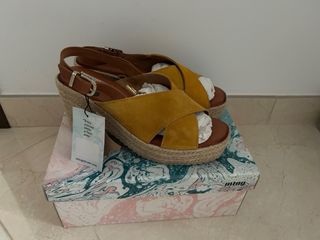 Sandalias tiras. Talla 39. Marca: mustang