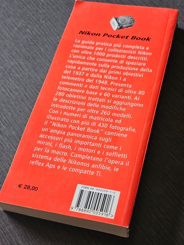 Nikon pocket book di Peter Braczko