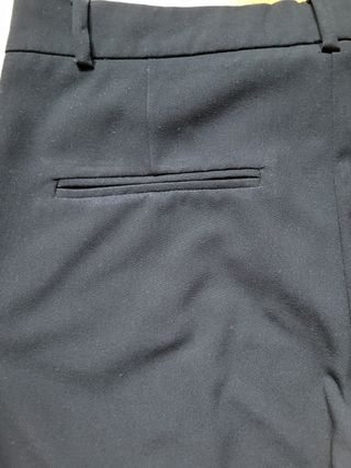 Pantalón de pinzas negro de Stradivarius
