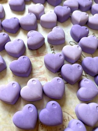 Cuoricini lilla decorazioni per feste bomboniere