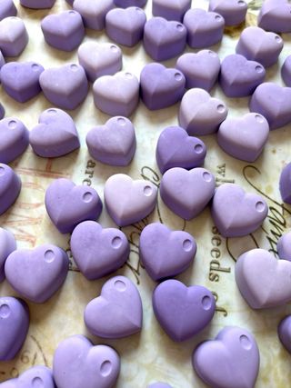 Cuoricini lilla decorazioni per feste bomboniere