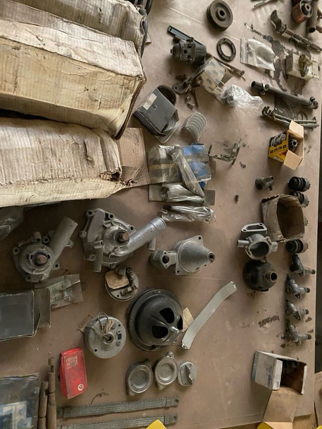 LOTE DE PIEZAS DE COCHE ANTIGUAS SEAT 1400 y 1500