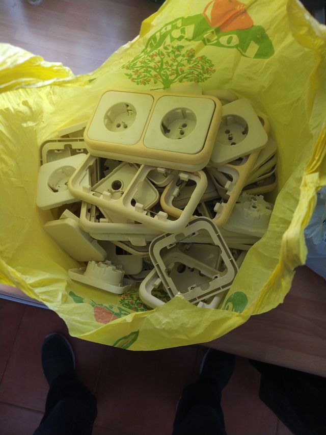 Enchufes pulsadores y antenas