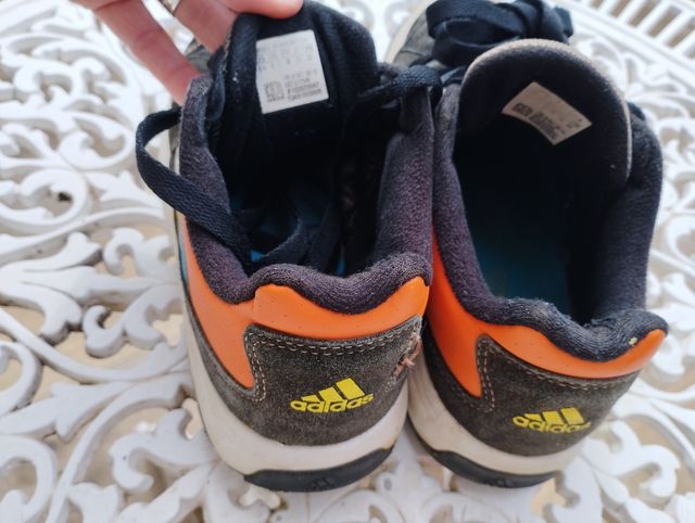 Zapatillas Adidas talla 38 modelo vintage.