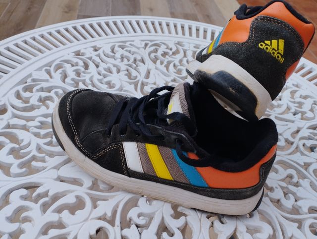 Zapatillas Adidas talla 38 modelo vintage.