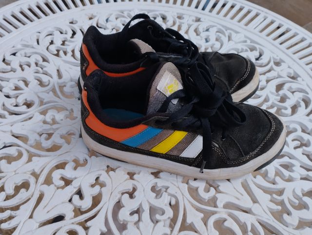Zapatillas Adidas talla 38 modelo vintage.