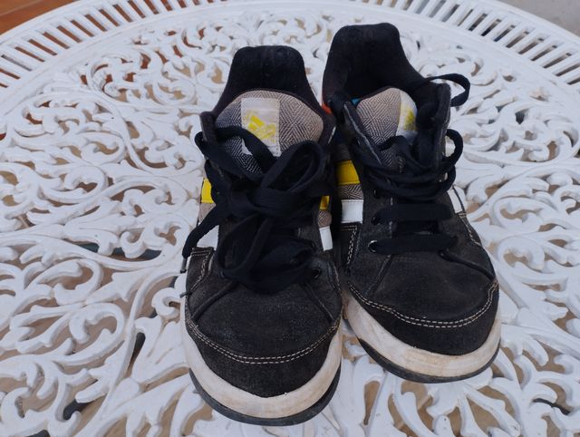 Zapatillas Adidas talla 38 modelo vintage.
