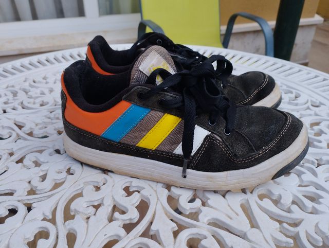 Zapatillas Adidas talla 38 modelo vintage.