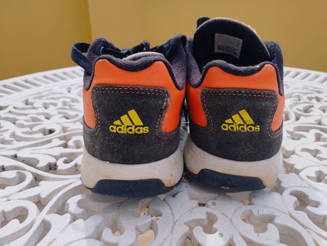 Zapatillas Adidas talla 38 modelo vintage.