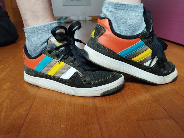 Zapatillas Adidas talla 38 modelo vintage.