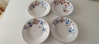 Cuatro antiguos platos hondos de loza fina