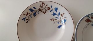 Cuatro antiguos platos hondos de loza fina