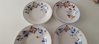 Cuatro antiguos platos hondos de loza fina