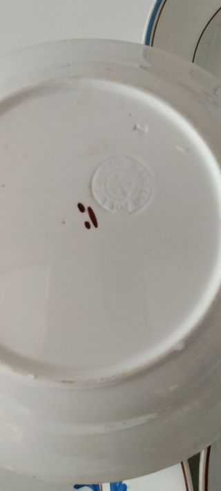 Cuatro antiguos platos hondos de loza fina