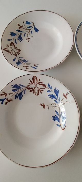 Cuatro antiguos platos hondos de loza fina