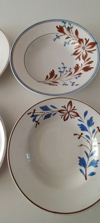 Cuatro antiguos platos hondos de loza fina