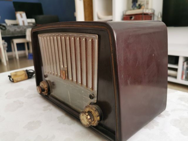 Antigua radio Philips modelo BX335U