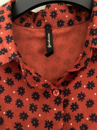 Camisa de flores de Stradivarius.