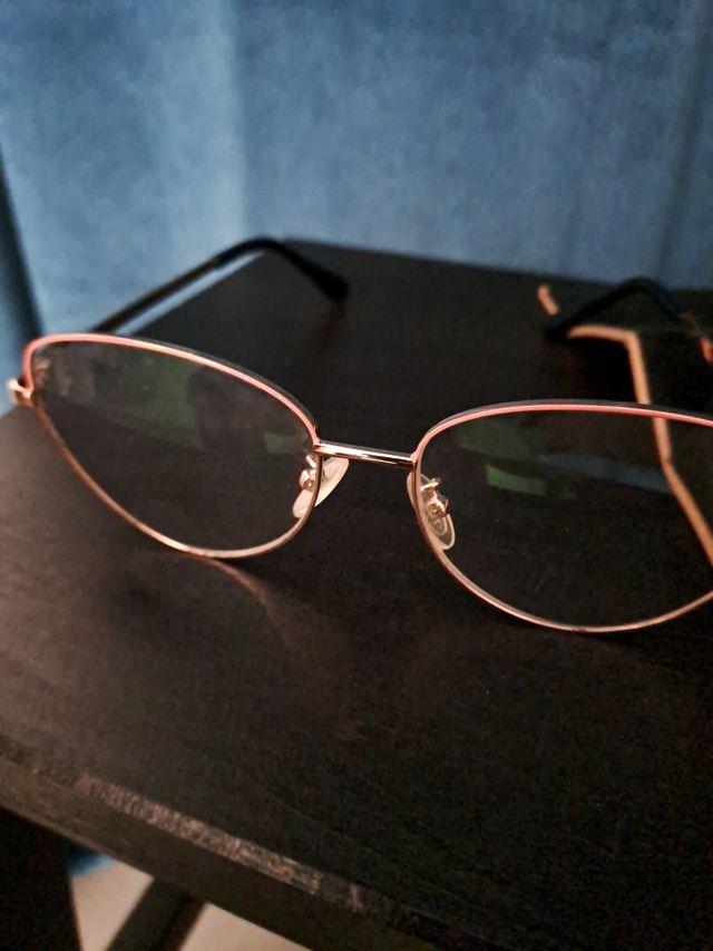 Montura gafas en dorado y rosa.