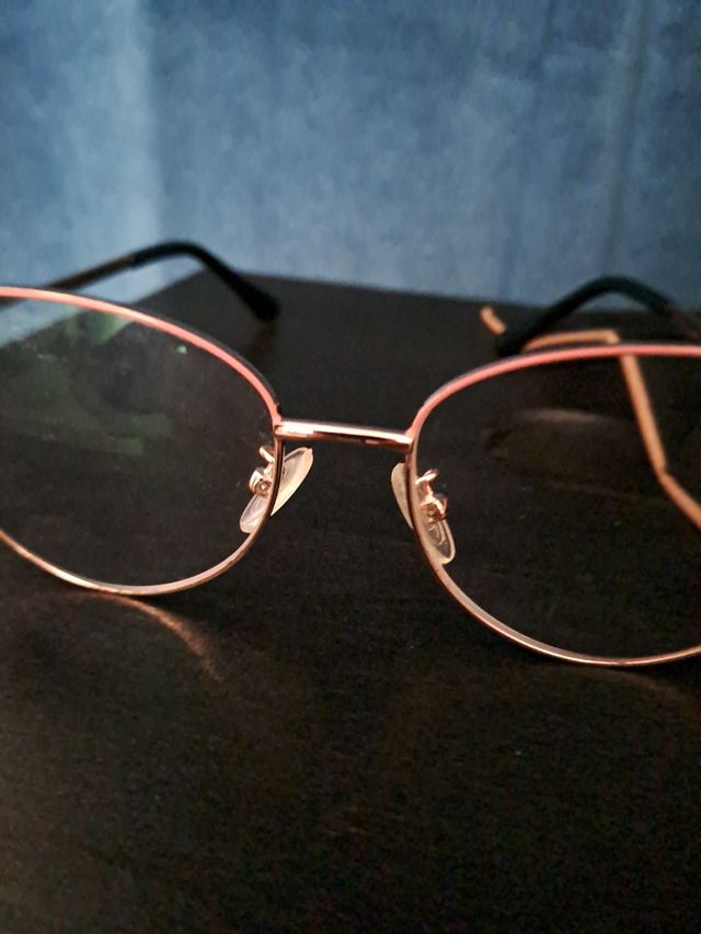 Montura gafas en dorado y rosa.