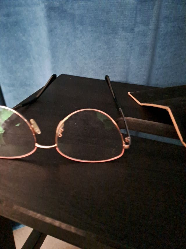 Montura gafas en dorado y rosa.