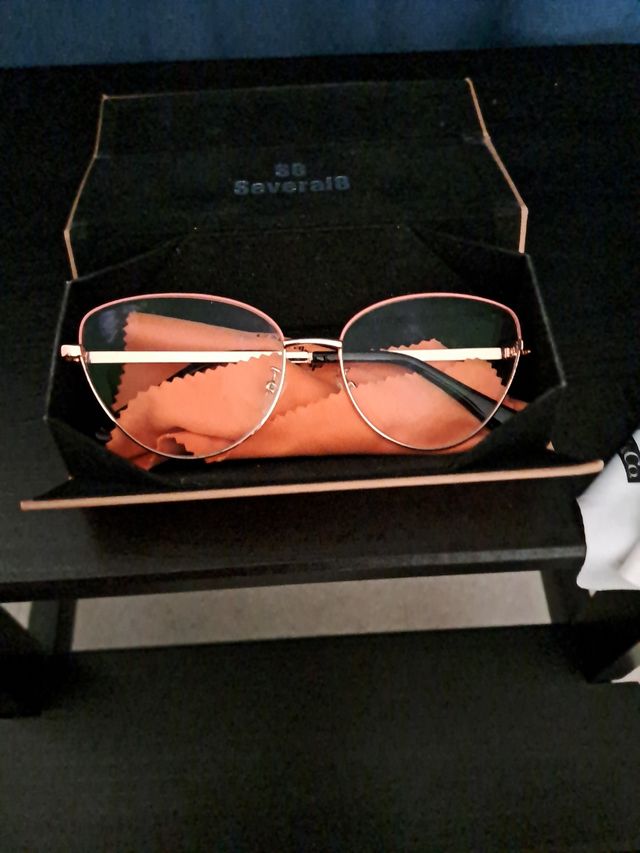 Montura gafas en dorado y rosa.