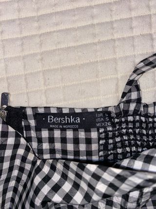 Top de cuadros blanco y negro de Bershka