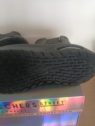 Botines de agua skechers negros.