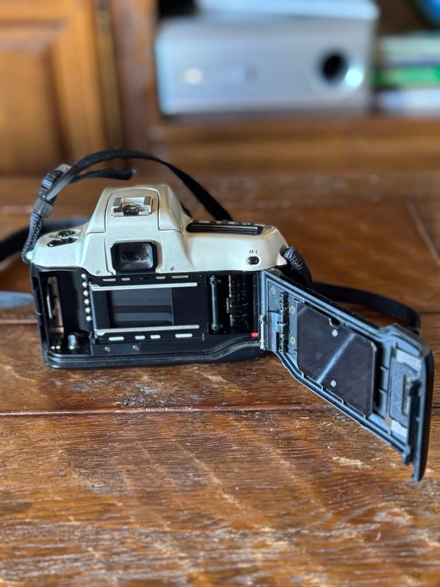 CAMARA NIKON F 50 Y OBJETIVOS.