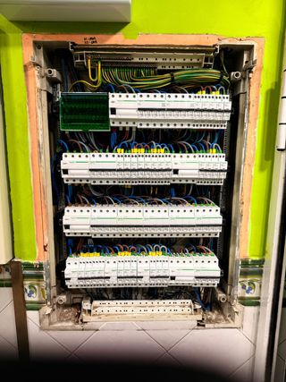 INSTALADOR AIRE ACONDICIONADO Y ELECTRICISTA