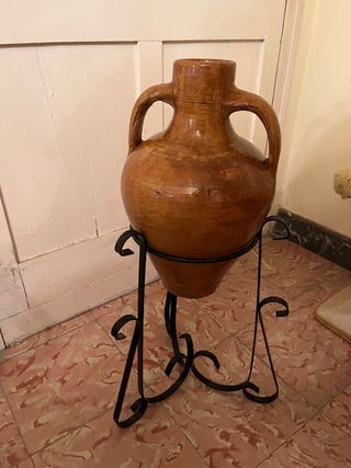 Tinaja cántaro antiguo con pie de forja