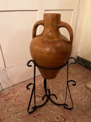 Tinaja cántaro antiguo con pie de forja