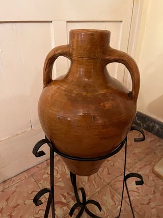 Tinaja cántaro antiguo con pie de forja
