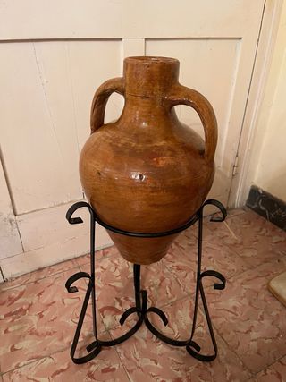 Tinaja cántaro antiguo con pie de forja