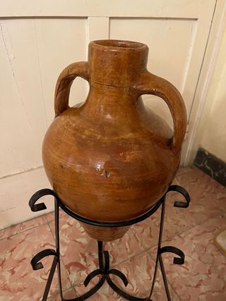 Tinaja cántaro antiguo con pie de forja