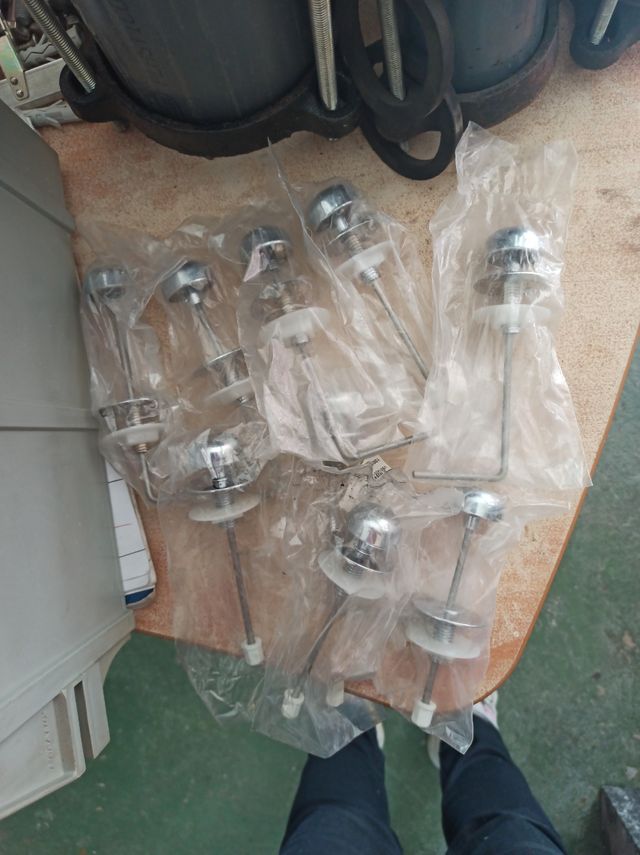 Tiratori per serbatoio WC