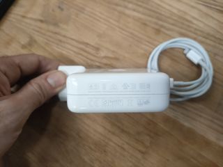 Cargador Apple original.