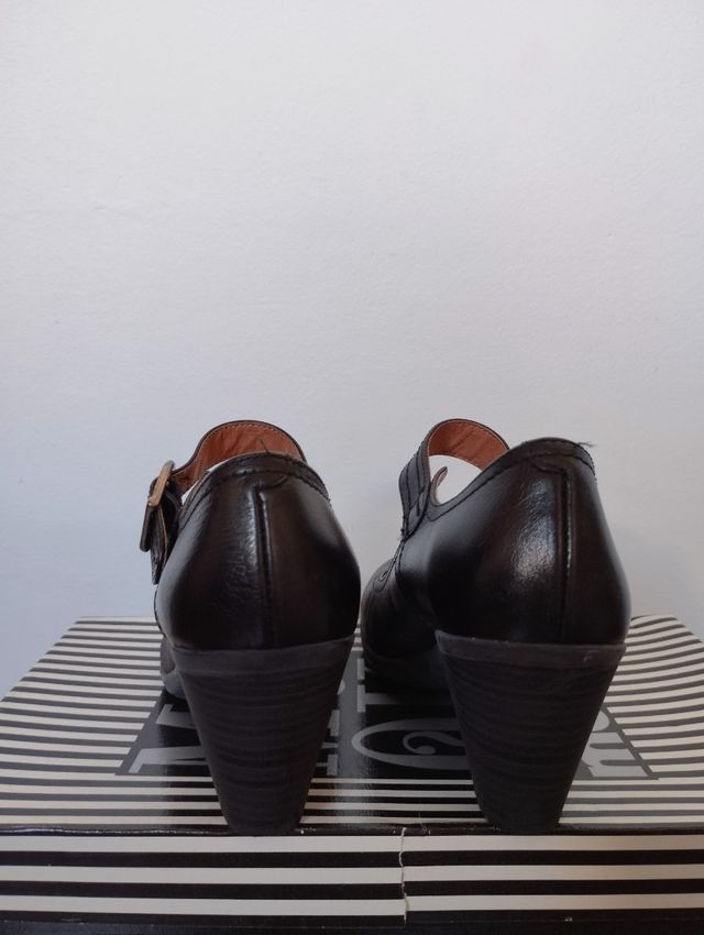 Zapatos tacón cerrado negro. T. 36