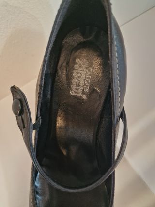 Zapatos negros muy comómodos