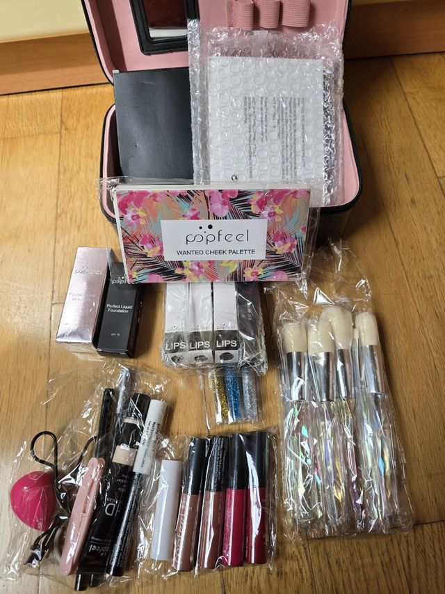 MALETÍN DE MAQUILLAJE.NUEVO SIN ESTRENAR. 24,70 EU