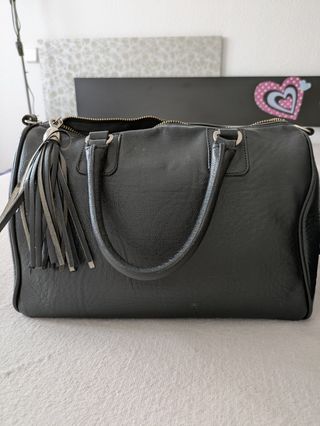 Bolso de mano y mochila el precio es para ambos 

