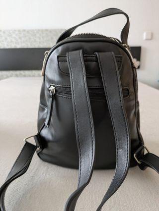 Bolso de mano y mochila el precio es para ambos 
