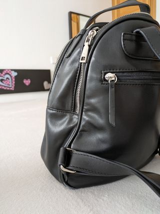 Bolso de mano y mochila el precio es para ambos 
