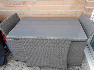 Dos sillas y mesa exterior