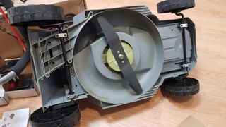 IKRA cortacésped Mulching ICM 2033 con batería