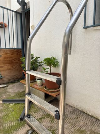 Escalera de aluminio para piscina